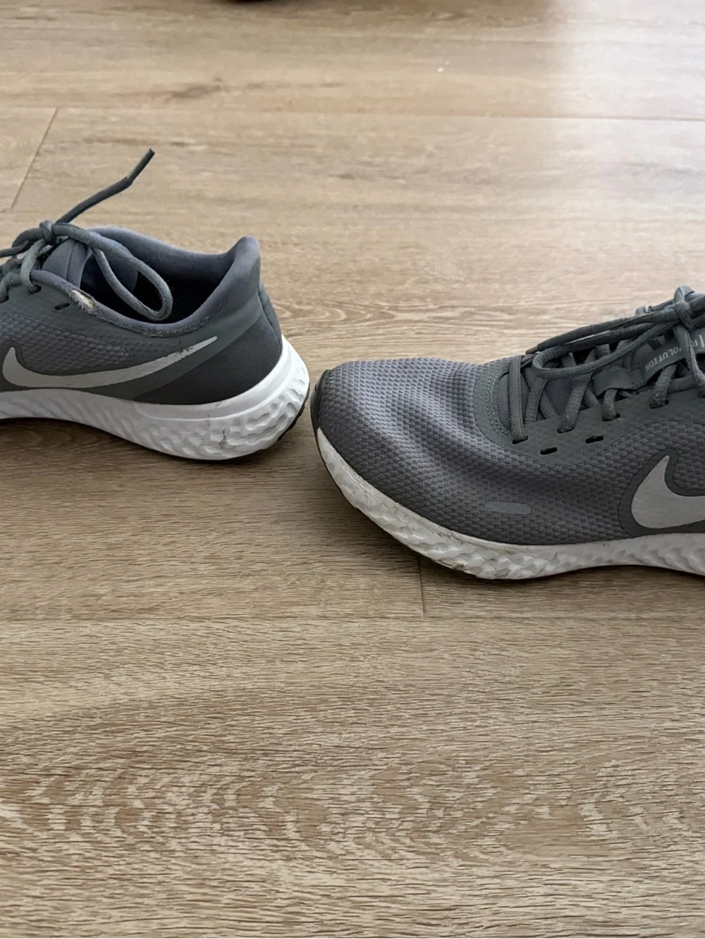 Nike Men's Lightweight Grey Athletic Sneakers size 9.5